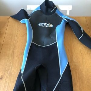 3-2 WETSUIT fits size 8. Worn only once.